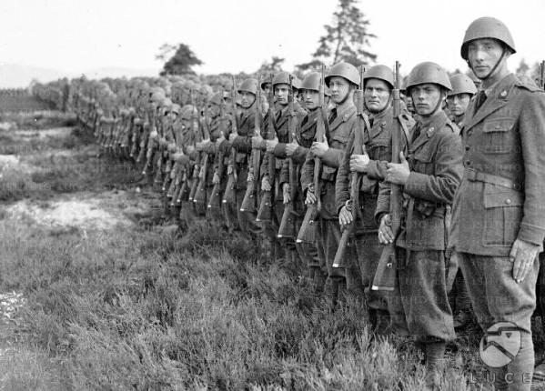 Gli uomini della divisione Littorio schierati sull'attenti durante la visita di Mussolini